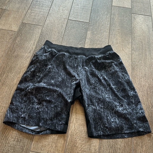 Black and grey Mens Lululemon shorts - Picture 1 of 3
